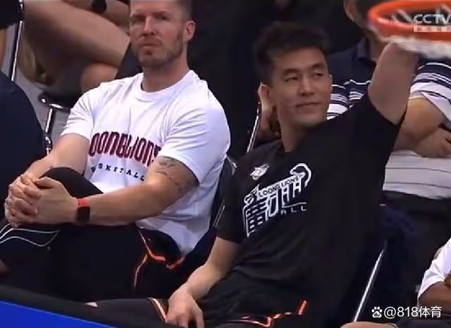 真愛!遼寧球迷廣州主場高喊:13號郭艾倫!大侄子揮手致意+偷偷抹淚