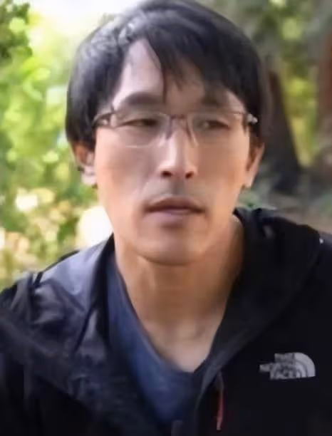 24歲博士畢業！天才少年「年薪693萬」，開心接爸媽去美國「前一晚卻從頂樓墜下」