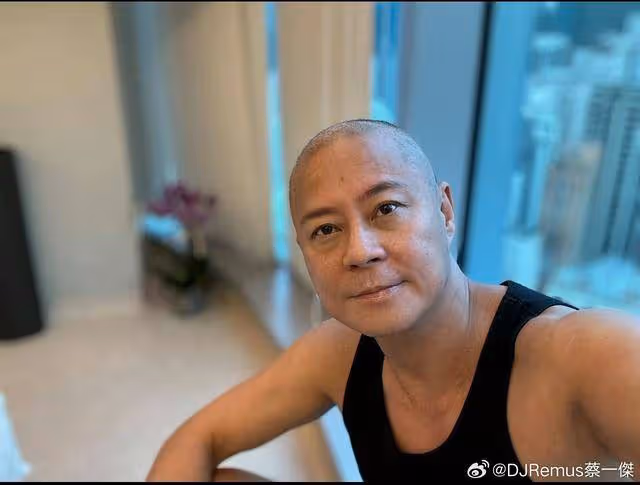 擔心！知名港星自曝順利完成腫瘤切除手術，後腦驚現40厘米疤痕