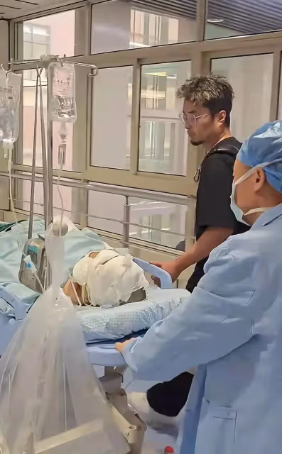 國岳夫婦為煤氣燒傷媽媽送愛心,帶30萬現金醫院捐款,獲網友點贊