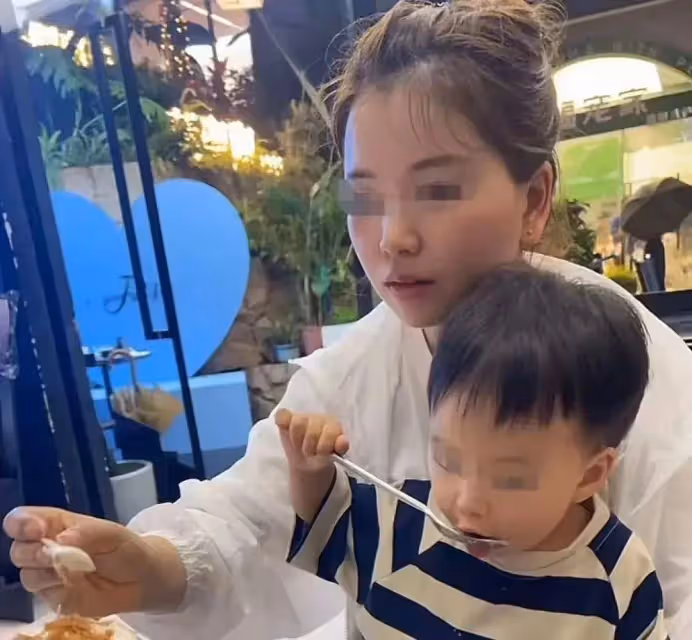 國岳夫婦為煤氣燒傷媽媽送愛心,帶30萬現金醫院捐款,獲網友點贊
