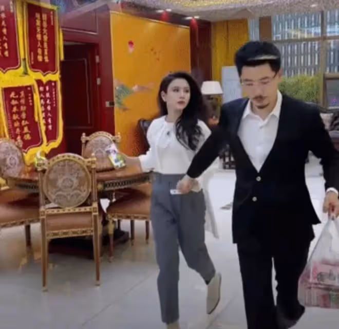 國岳夫婦為煤氣燒傷媽媽送愛心,帶30萬現金醫院捐款,獲網友點贊
