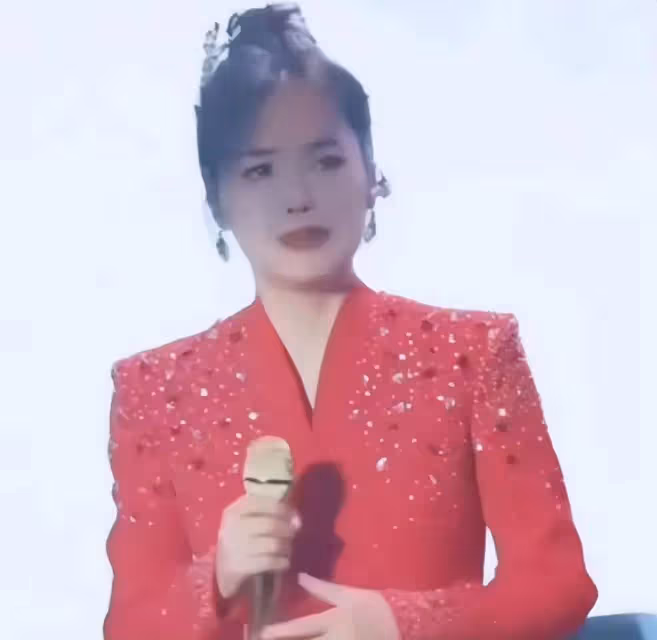 雲朵演唱《愛是你我》突然雙膝跪地感謝師父刀郎,沒忘恩師情誼