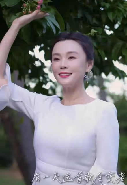 大美女梁愛琪被稱為富婆專業戶,47歲卻越來越顯年輕,本人好美
