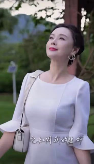 大美女梁愛琪被稱為富婆專業戶,47歲卻越來越顯年輕,本人好美