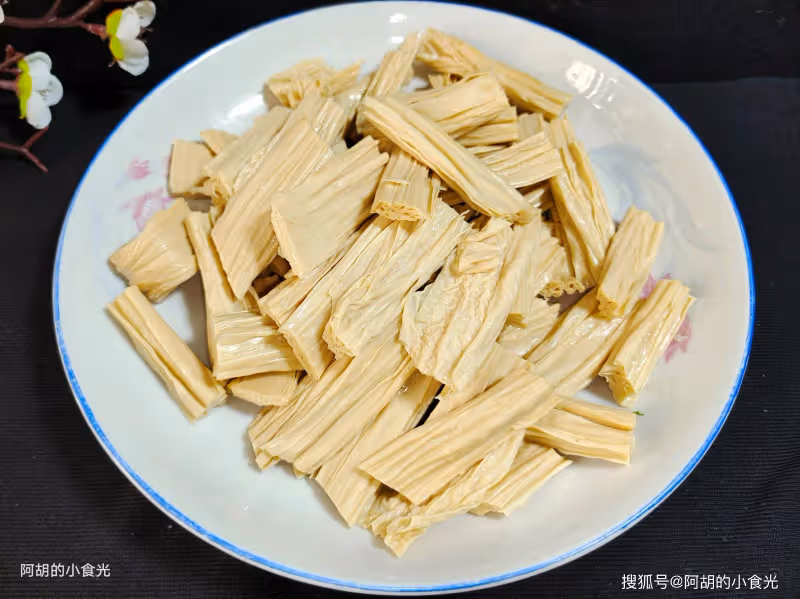 天冷不懂吃此菜太虧了,比大魚大肉強!隨手燜一鍋,有豆有肉還有菜、特下飯
