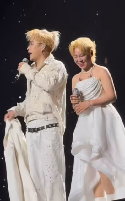 小瀋陽夫婦倆顏值大漲,同染黃髮好似情侶髮型,現場表白讓人羨慕