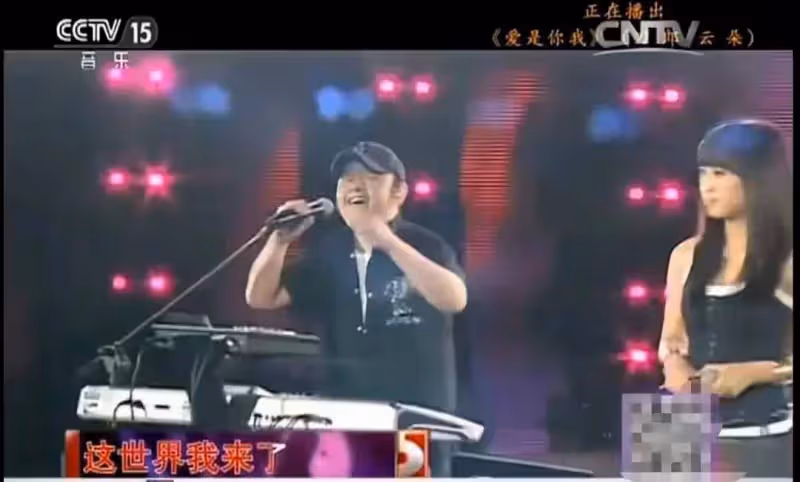 雲朵開啟演唱會,現場十分熱鬧上座率高,感謝師父永遠是刀郎徒弟