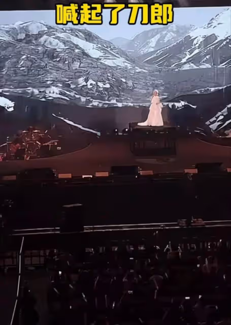 雲朵開啟演唱會,現場十分熱鬧上座率高,感謝師父永遠是刀郎徒弟