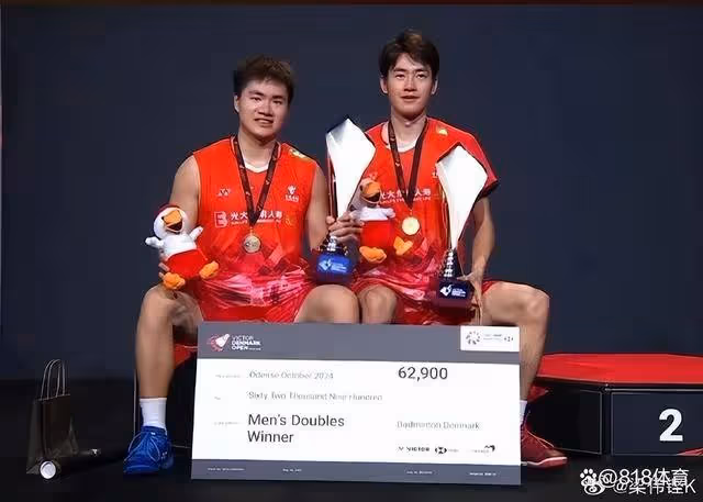 笑噴！梁王丹麥公開賽奪冠王昶大秀英文，主持問搭檔鏗仔：我聽不懂！