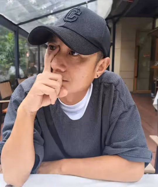 笑死!向太模仿向佐摸鼻樑,還說是向佐後媽!醫生提醒模仿有風險