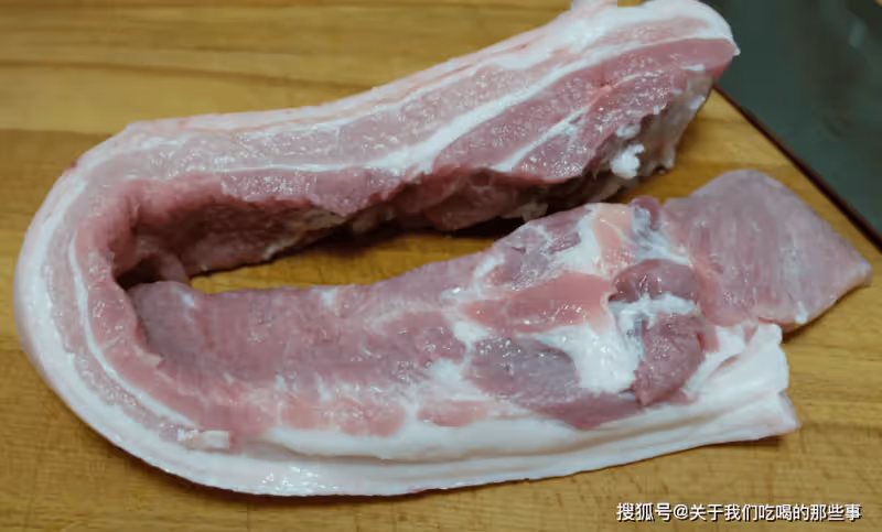 買五花肉,分清「上五花」和「下五花」,價格差不多,區別可不小