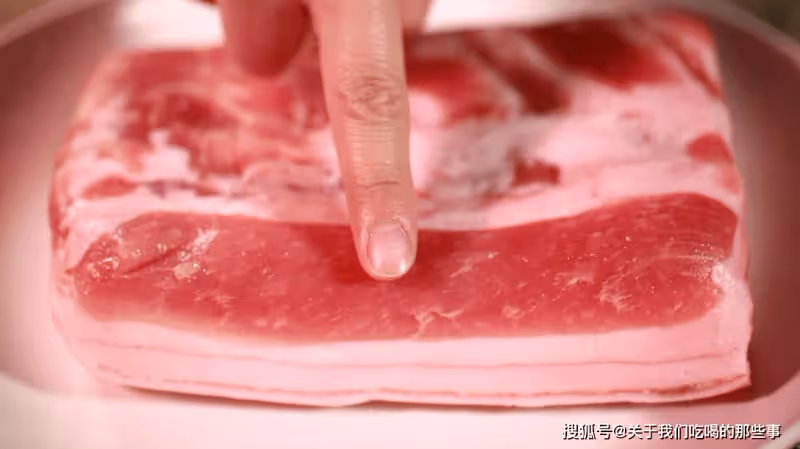 買五花肉,分清「上五花」和「下五花」,價格差不多,區別可不小