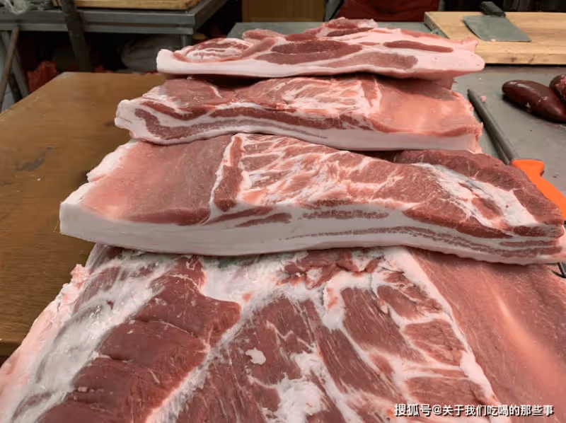 買五花肉,分清「上五花」和「下五花」,價格差不多,區別可不小
