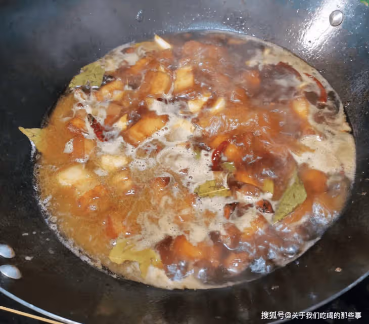買五花肉,分清「上五花」和「下五花」,價格差不多,區別可不小