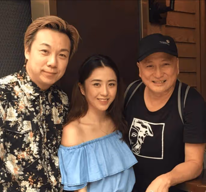恭喜!TVB前男星湯鎮業女兒出嫁!前妻穿紅裙全場最亮眼!新郎帥氣像明星!