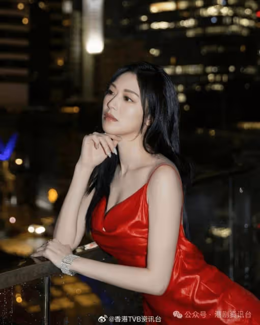 馮盈盈火辣出招真空曬白滑玉背!有感面發獲網民有贊無彈