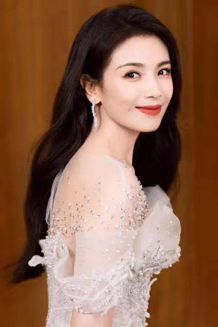 46歲劉濤穿透視白裙美爆了!雪膚玉貌身材曼妙性感撩人
