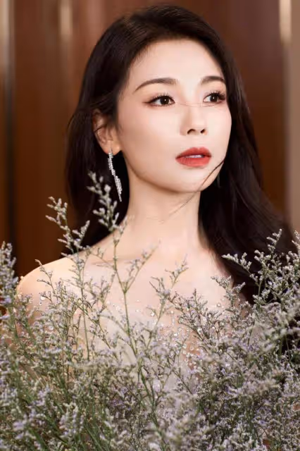 46歲劉濤穿透視白裙美爆了!雪膚玉貌身材曼妙性感撩人