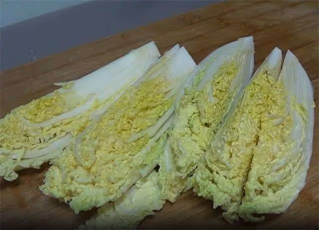 一道蒜蓉粉絲娃娃菜,鮮香味美,比吃海鮮還過癮,做法很簡單