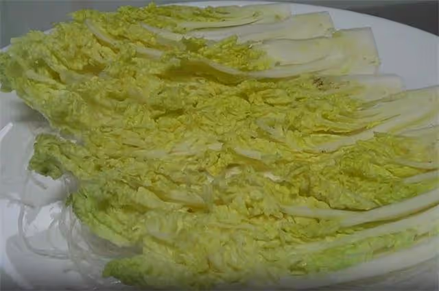 一道蒜蓉粉絲娃娃菜,鮮香味美,比吃海鮮還過癮,做法很簡單