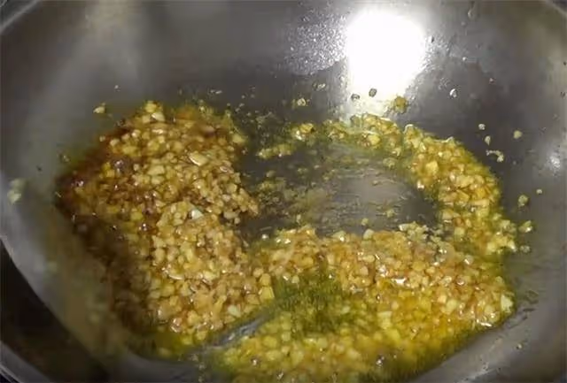 一道蒜蓉粉絲娃娃菜,鮮香味美,比吃海鮮還過癮,做法很簡單