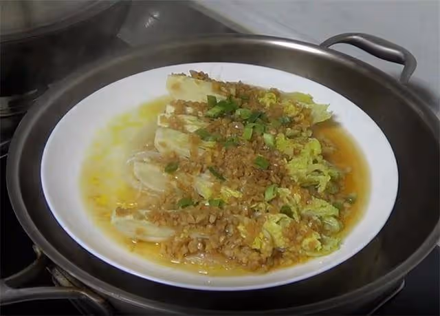 一道蒜蓉粉絲娃娃菜,鮮香味美,比吃海鮮還過癮,做法很簡單