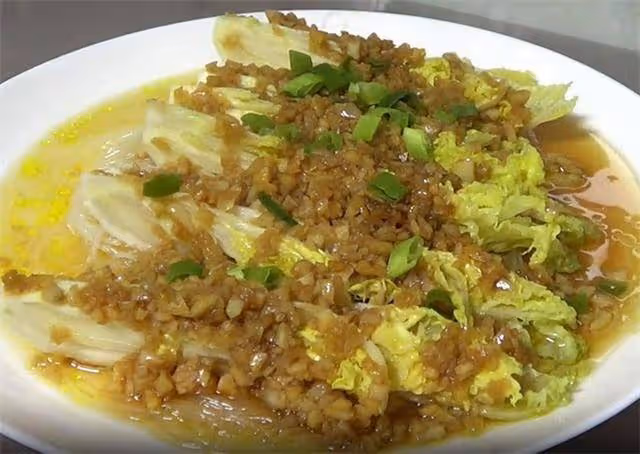 一道蒜蓉粉絲娃娃菜，鮮香味美，比吃海鮮還過癮，做法很簡單
