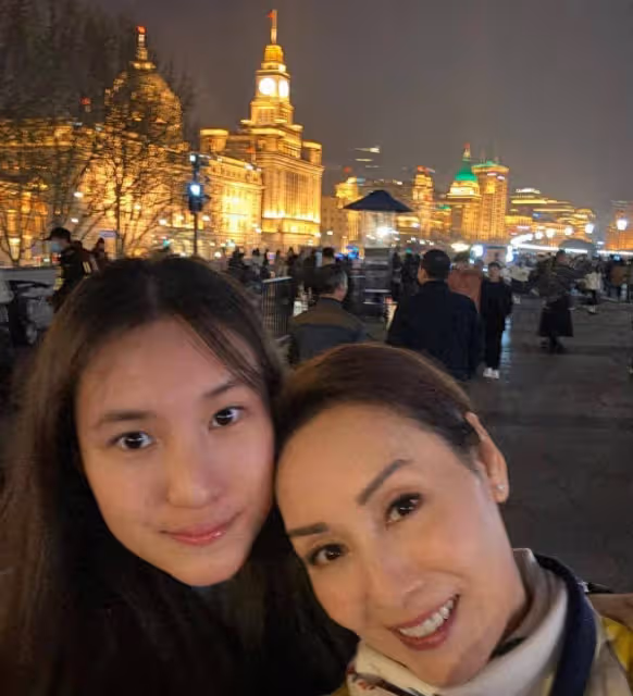 54歲郭可盈曬與14歲女兒泳照!母女面若桃花,享受超萬元一晚酒店