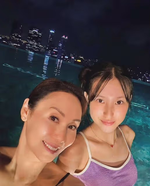 54歲郭可盈曬與14歲女兒泳照!母女面若桃花,享受超萬元一晚酒店