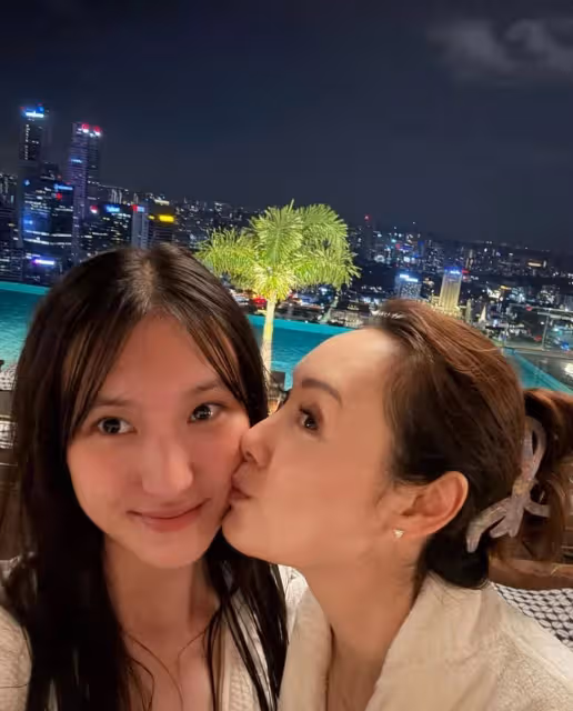 54歲郭可盈曬與14歲女兒泳照!母女面若桃花,享受超萬元一晚酒店