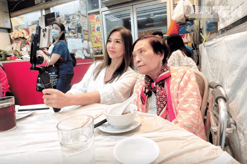 現場直擊李婉華幫87歲余慕蓮補慶生！與食客嗨跳華爾茲壽星展笑顏