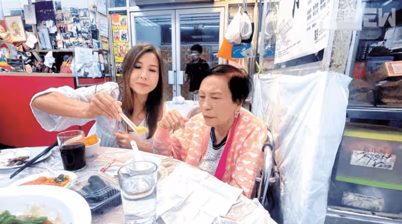現場直擊李婉華幫87歲余慕蓮補慶生!與食客嗨跳華爾茲壽星展笑顏