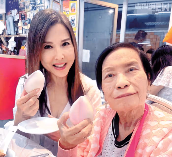 現場直擊李婉華幫87歲余慕蓮補慶生!與食客嗨跳華爾茲壽星展笑顏