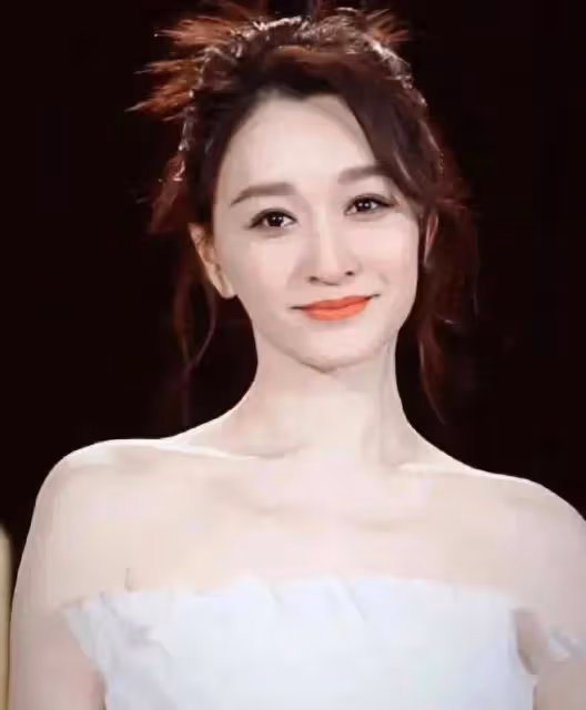 李小冉王鷗一同現身澳門被偶遇，李小冉生圖十分顯老，王鷗好女人