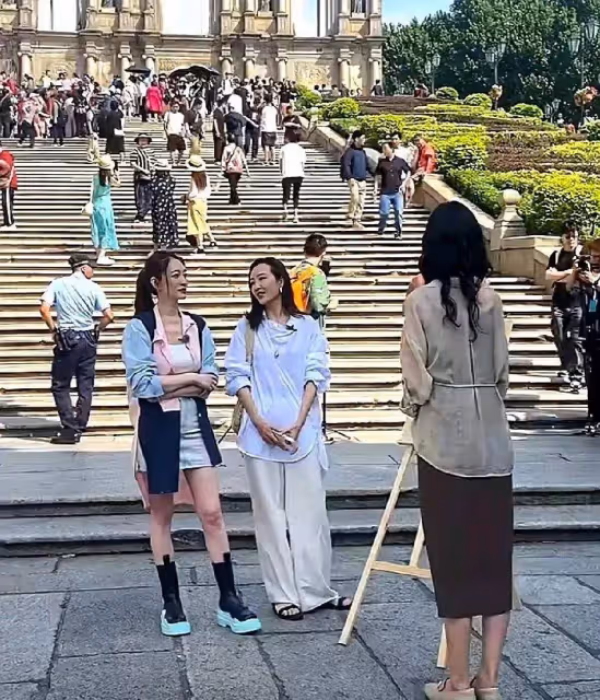 李小冉王鷗一同現身澳門被偶遇，李小冉生圖十分顯老，王鷗好女人