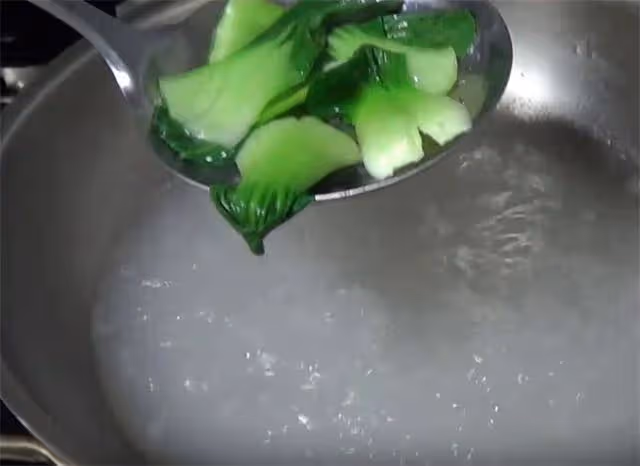 想吃油潑麵,有了餃子皮就搞定,做法簡單,面寬味正,一看就會