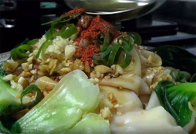 想吃油潑麵,有了餃子皮就搞定,做法簡單,面寬味正,一看就會
