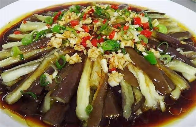 愛吃茄子的一定要收藏,一道白灼茄子,微辣咸香,簡單幾步就做好