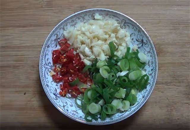 愛吃茄子的一定要收藏,一道白灼茄子,微辣咸香,簡單幾步就做好