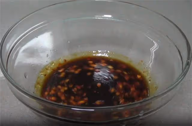 愛吃茄子的一定要收藏,一道白灼茄子,微辣咸香,簡單幾步就做好