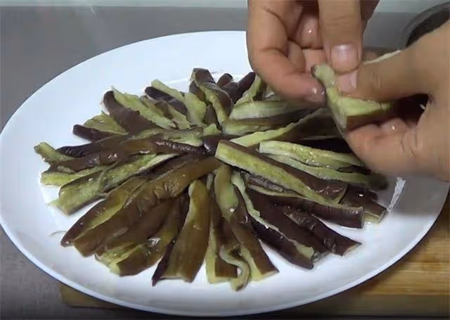愛吃茄子的一定要收藏,一道白灼茄子,微辣咸香,簡單幾步就做好