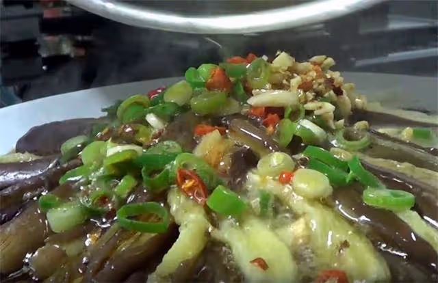 愛吃茄子的一定要收藏,一道白灼茄子,微辣咸香,簡單幾步就做好