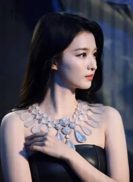 王楚然不愧是劉亦菲接班人,穿黑裙高貴仙氣,身材珠圓玉潤太美了