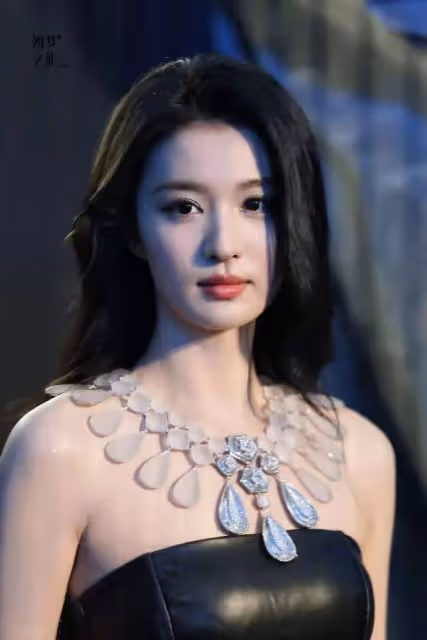 王楚然不愧是劉亦菲接班人,穿黑裙高貴仙氣,身材珠圓玉潤太美了