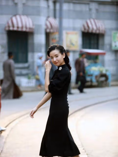 董潔曬片場照,她真的很適合年代戲,穿上旗袍太美,五官秀氣柔和氣質清冷獨特