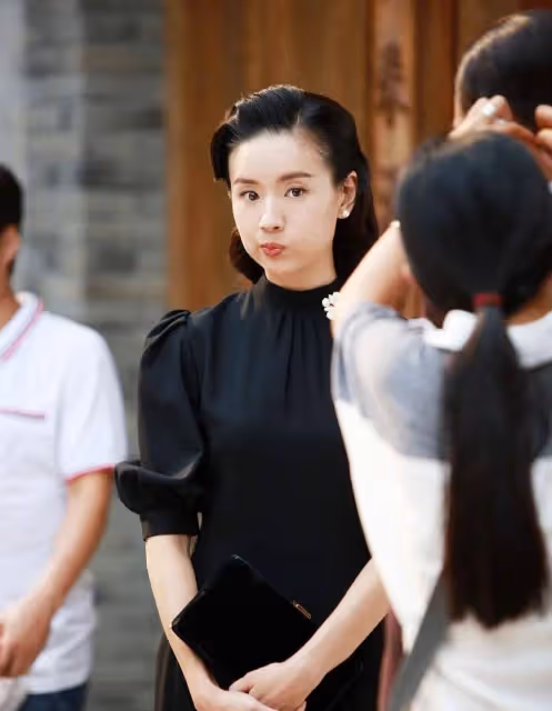 董潔曬片場照,她真的很適合年代戲,穿上旗袍太美,五官秀氣柔和氣質清冷獨特