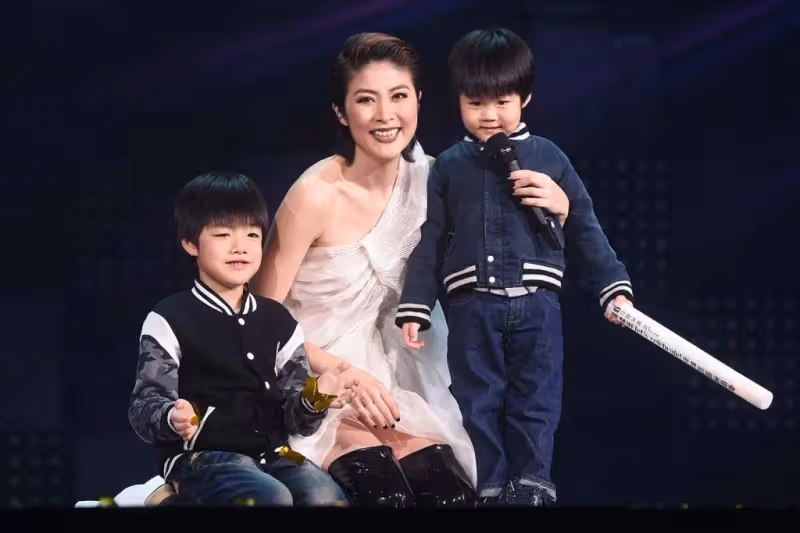陳慧琳常喚兒子斟茶遞水被問是否有公主病!留好寶石給兩兒子娶妻