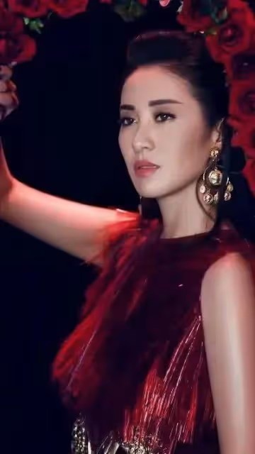 葉璇又有出位穿搭,小肚微隆被懷疑有孕,承認蜜運中,但不是小默先生