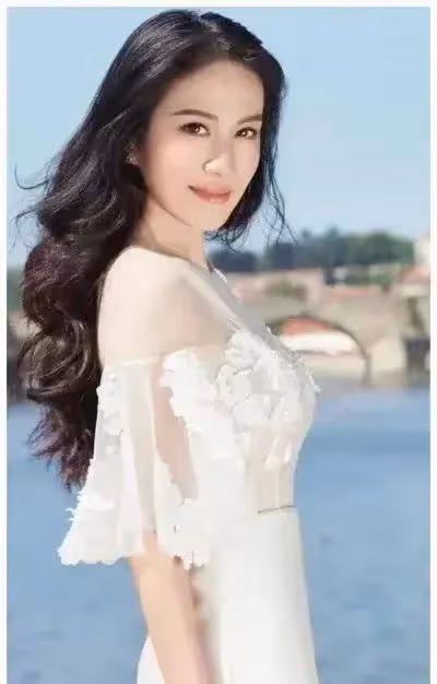 葉璇又有出位穿搭,小肚微隆被懷疑有孕,承認蜜運中,但不是小默先生